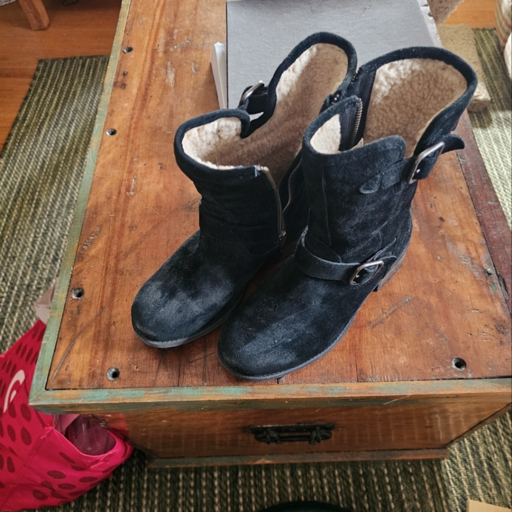 Women's size 6 black uggs. Worn 3 times. Don't fit I'm 6.5. Was a gift